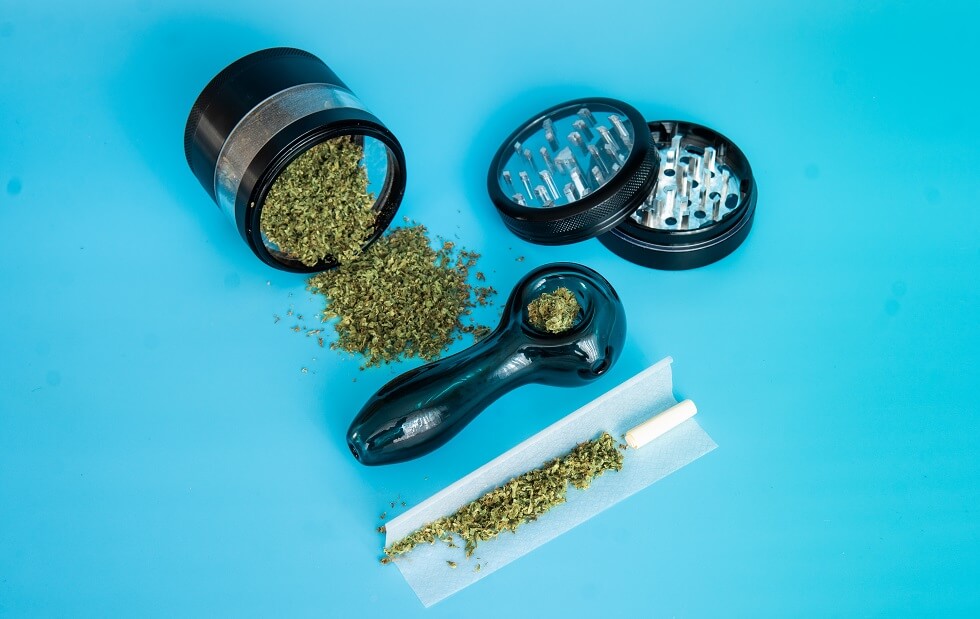 Read more about the article Top 10 Essential Weed Supplies Every Cannabis Enthusiast Needs in 2025